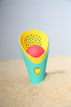 картинка Набор для песка и снега Quut Cuppi. Цвет: зелёный и жёлтый совочки + розовый мячик интернет-магазин Киндермир